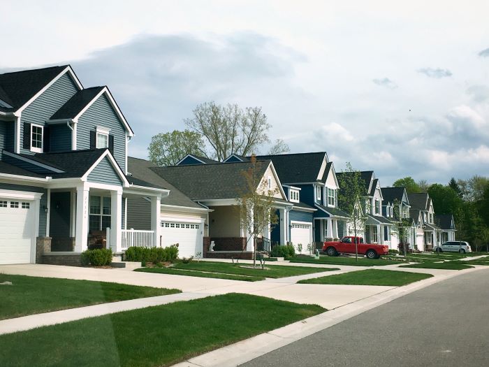 row-of-neighborhood-houses-in-the-suburbs-2021-09-02-23-21-02-utc.jpg